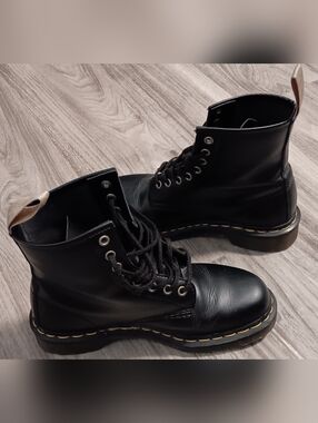 Dr. Martens Vegan 8 Eyelet Steel Cap Toe Size 8 Ladies